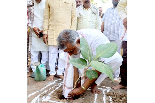 जल स्त्रोतों के जल संरक्षण एवं पुनर्जीवन के लिए एकजुट होना होगा: मंत्री पटेल